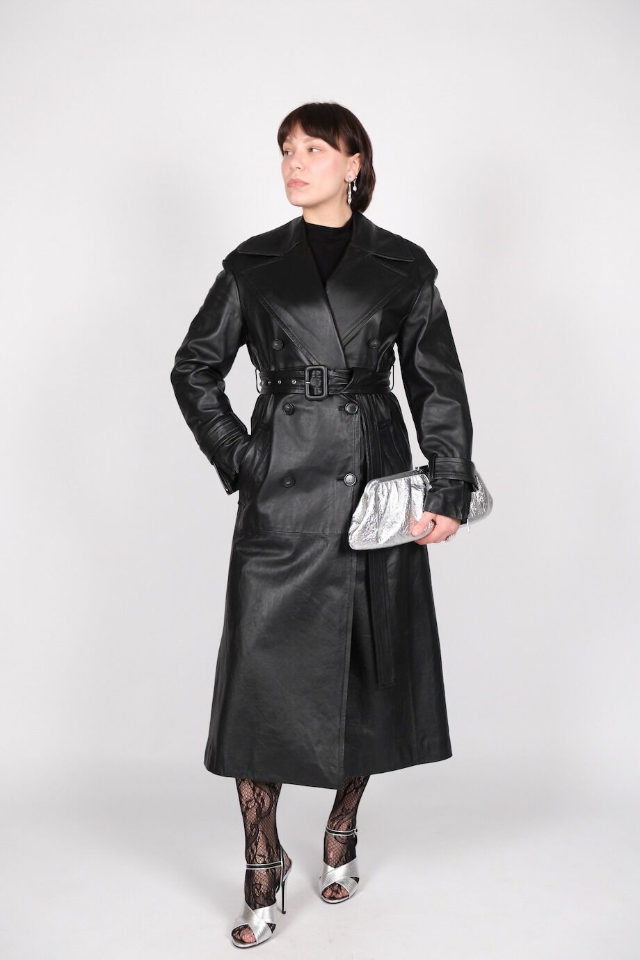 image 2 Кожаный плащ черного цвета с поясом