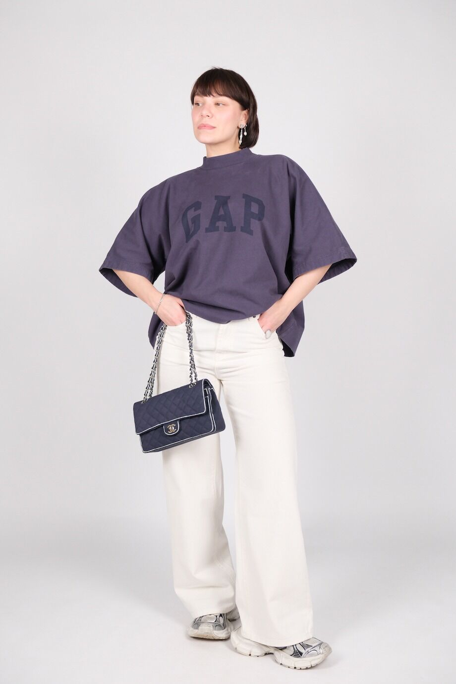 image 2 Футболка черничного цвета с принтом на спине