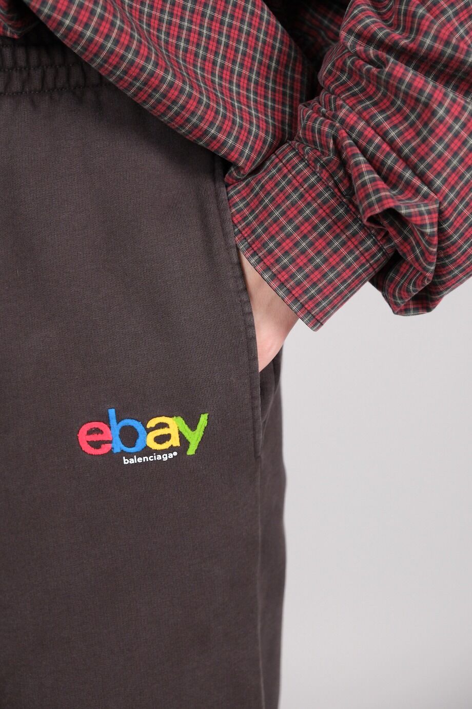 image 8 Спортивные брюки темно-серого цвета с вышивкой