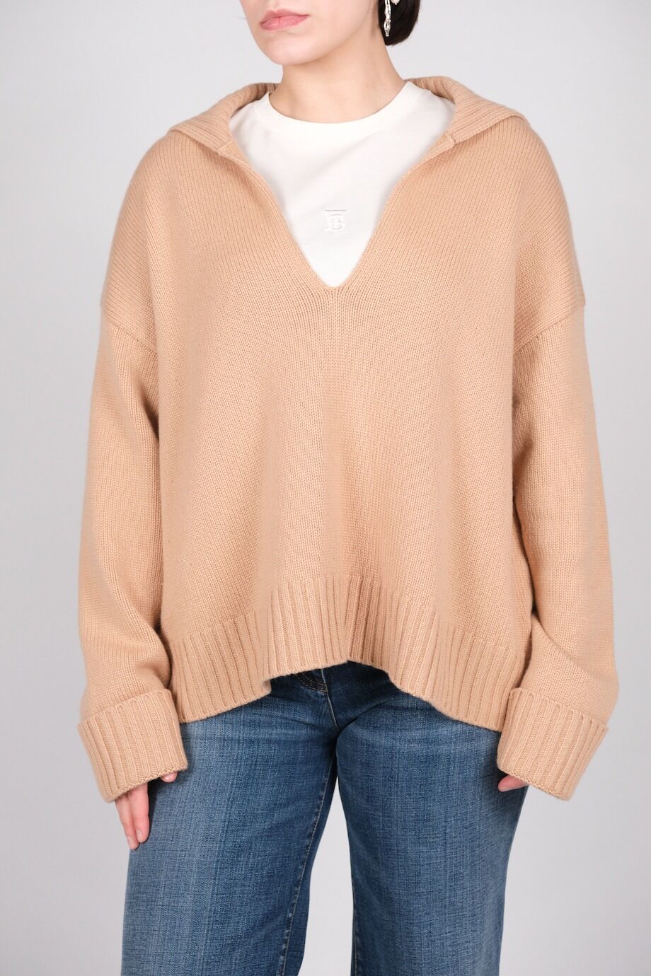 image 1 Кашемировый свитер бежевого цвета с вырезом и отложным воротником