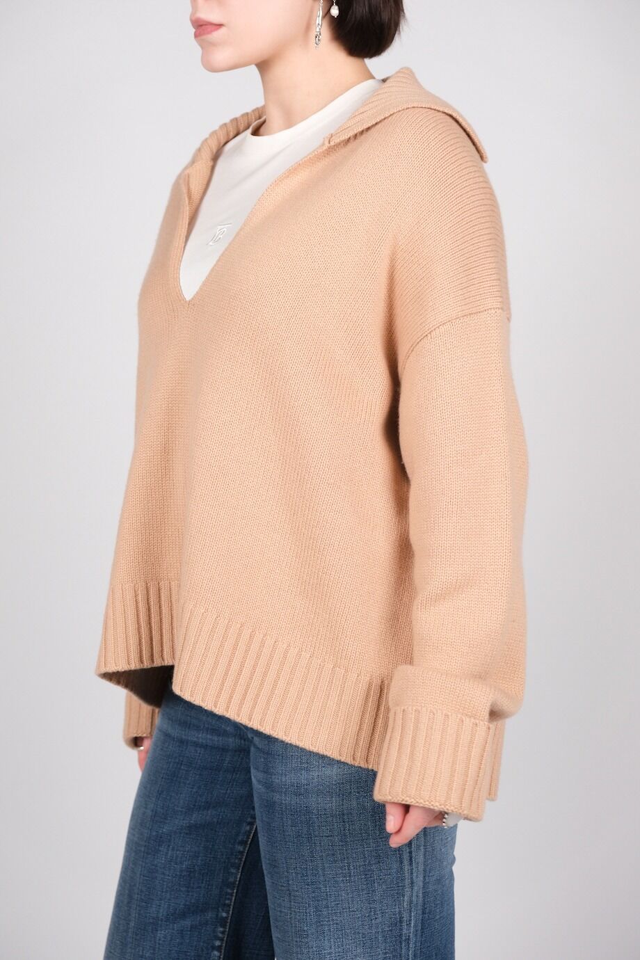 image 2 Кашемировый свитер бежевого цвета с вырезом и отложным воротником