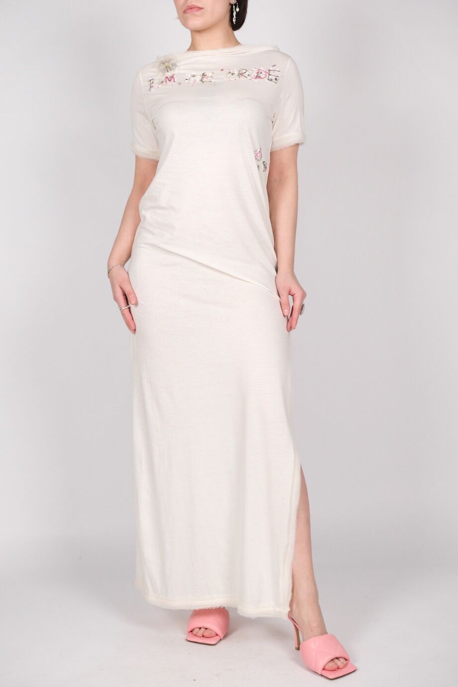 image 1 Платье-футболка белого цвета с вышивкой из бисера