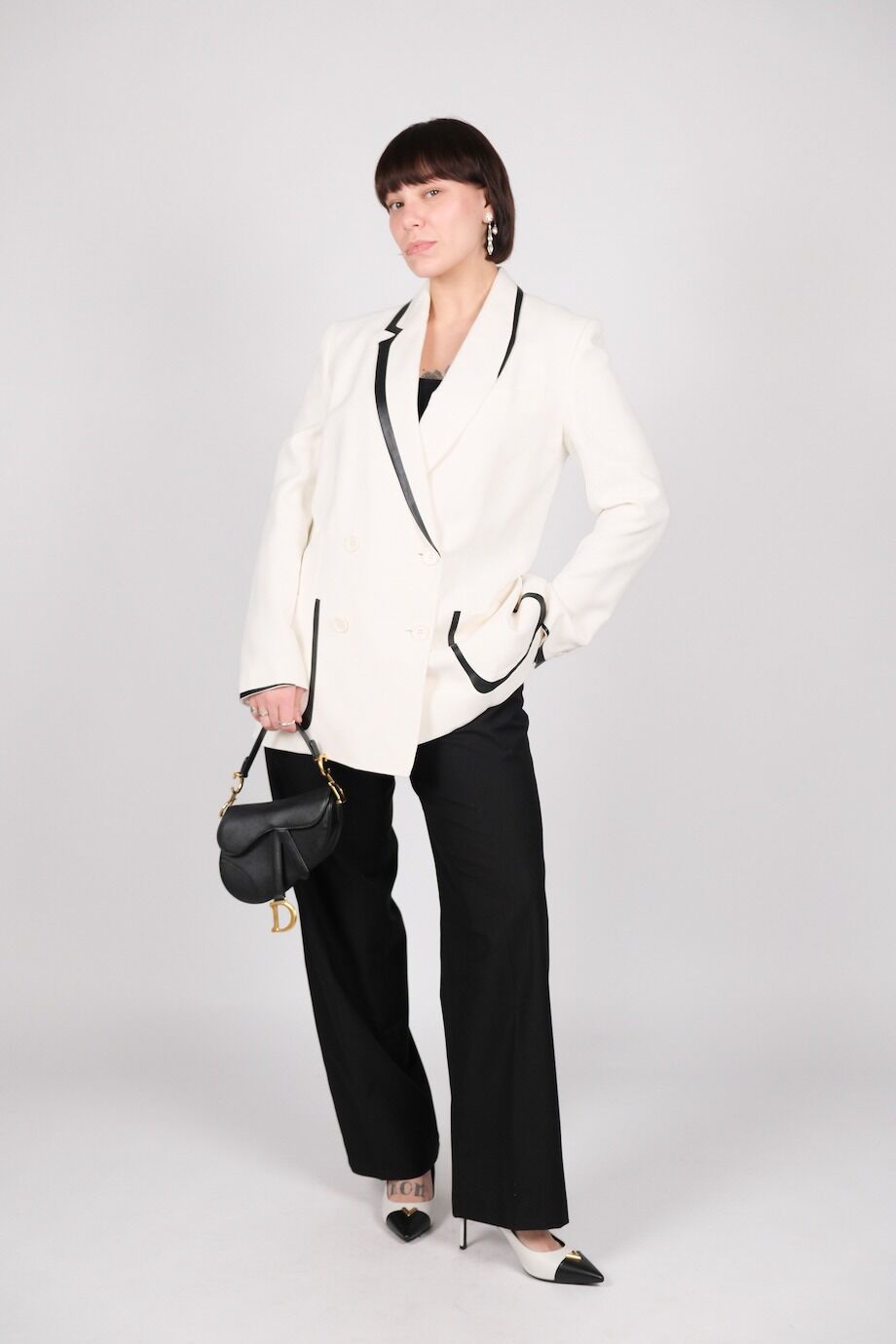 image 1 Жакет белого цвета с черной окантовкой