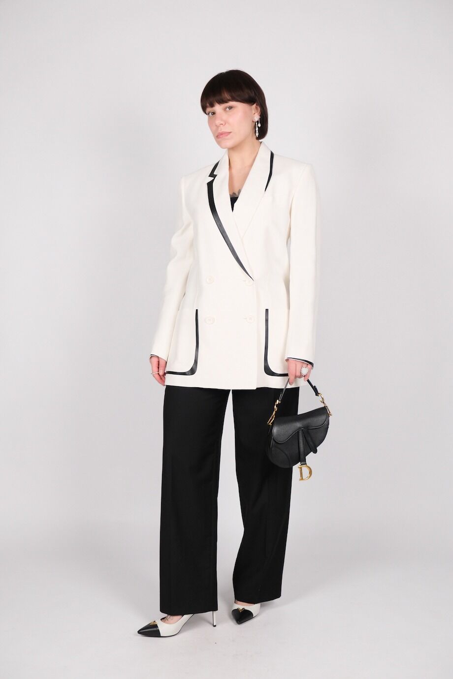 image 2 Жакет белого цвета с черной окантовкой