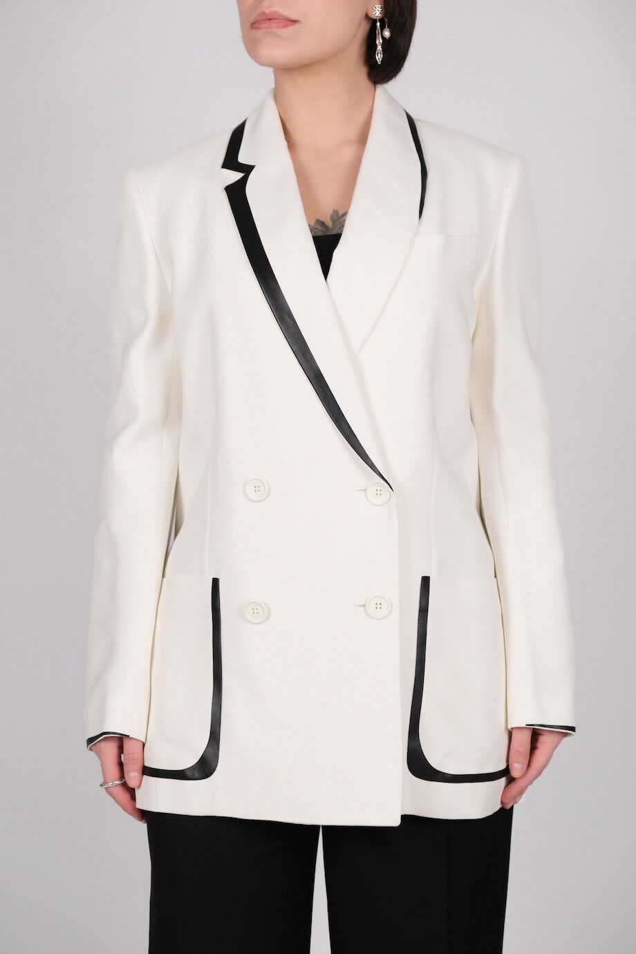 image 4 Жакет белого цвета с черной окантовкой