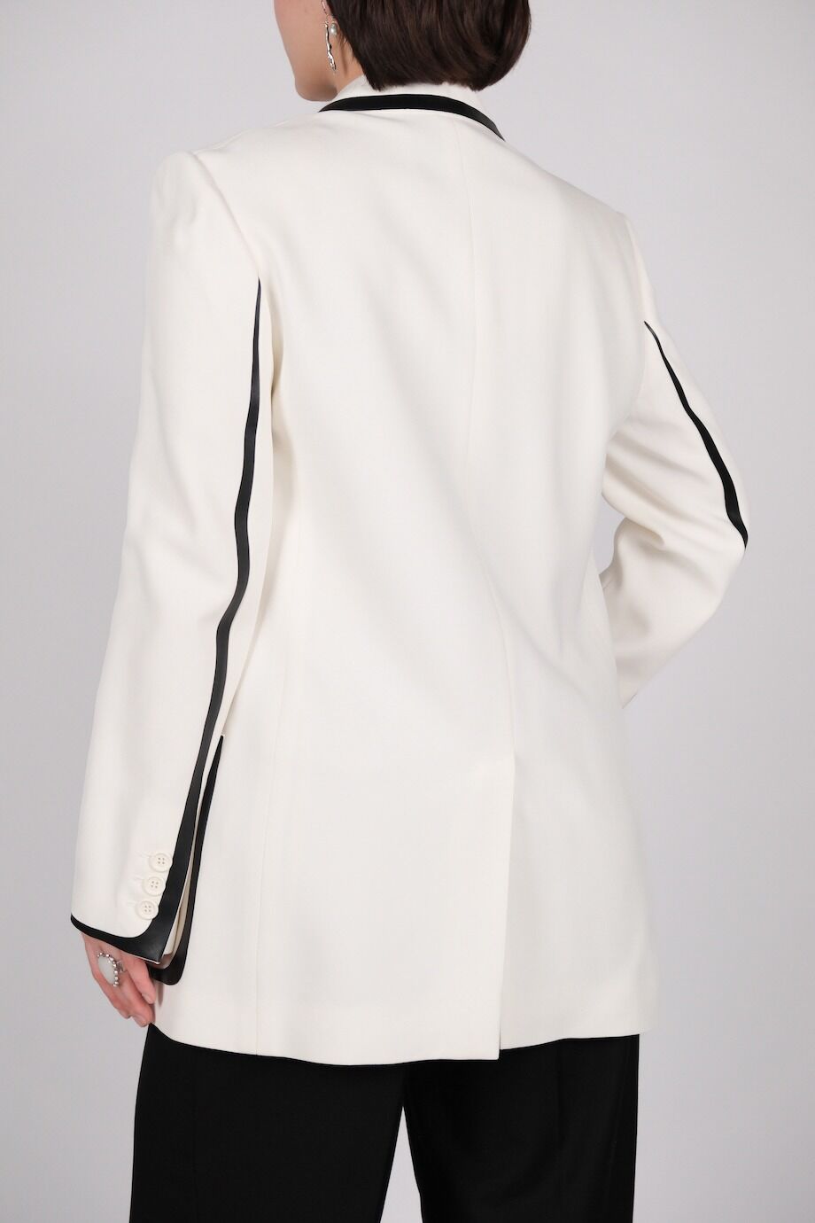 image 6 Жакет белого цвета с черной окантовкой