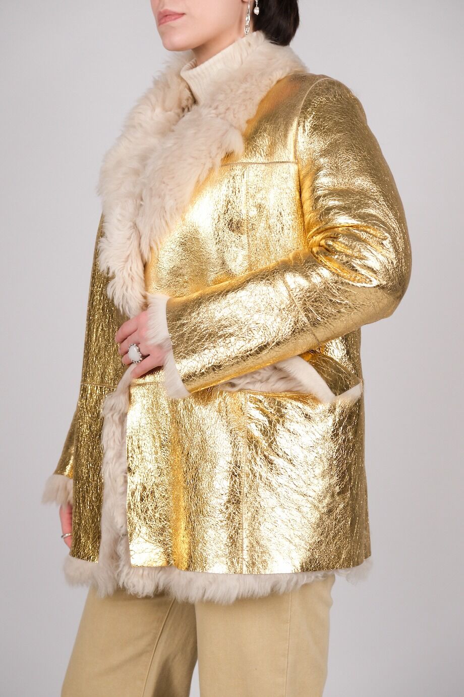 image 5 Дубленка золотого цвета