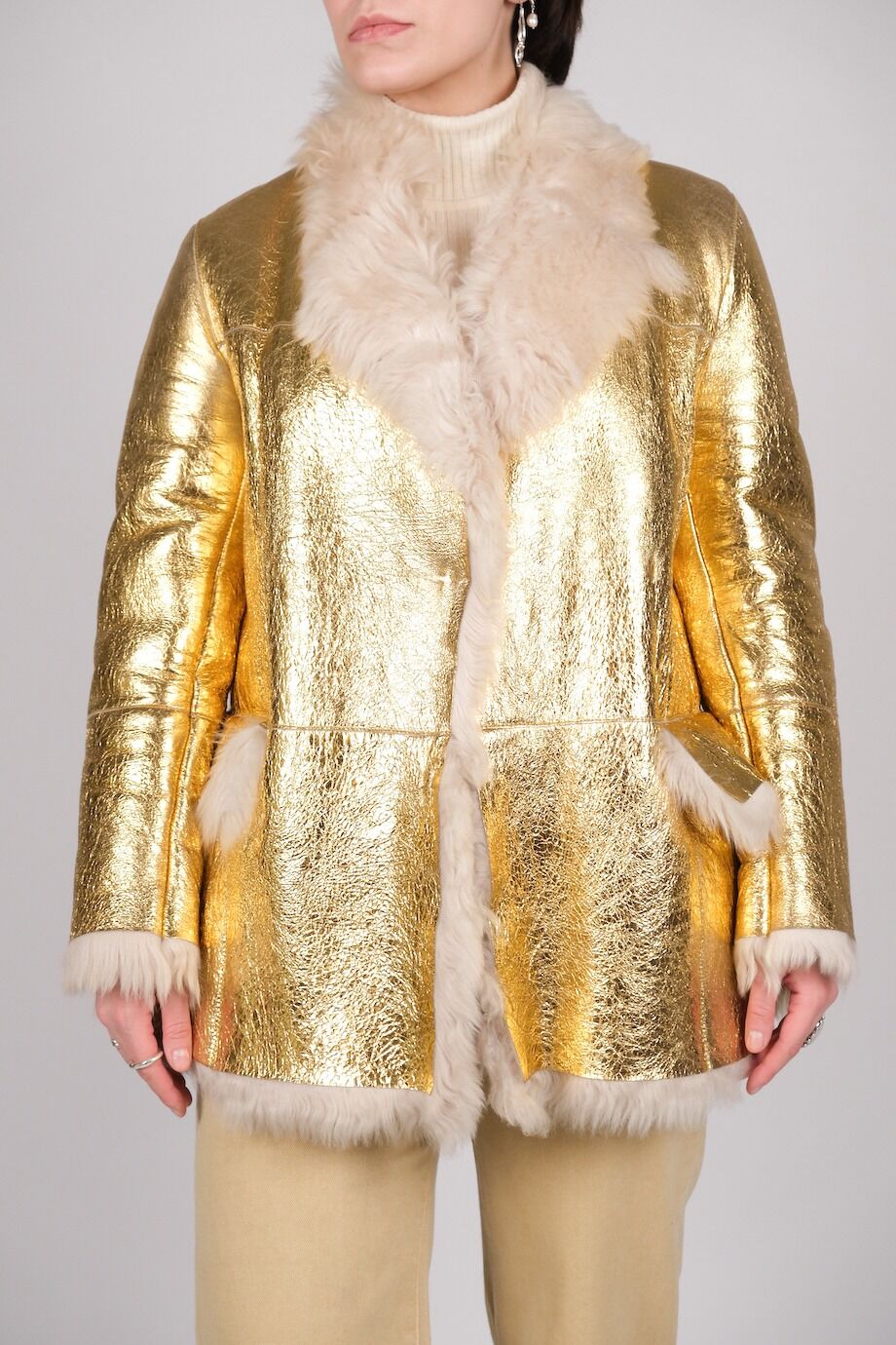 image 4 Дубленка золотого цвета