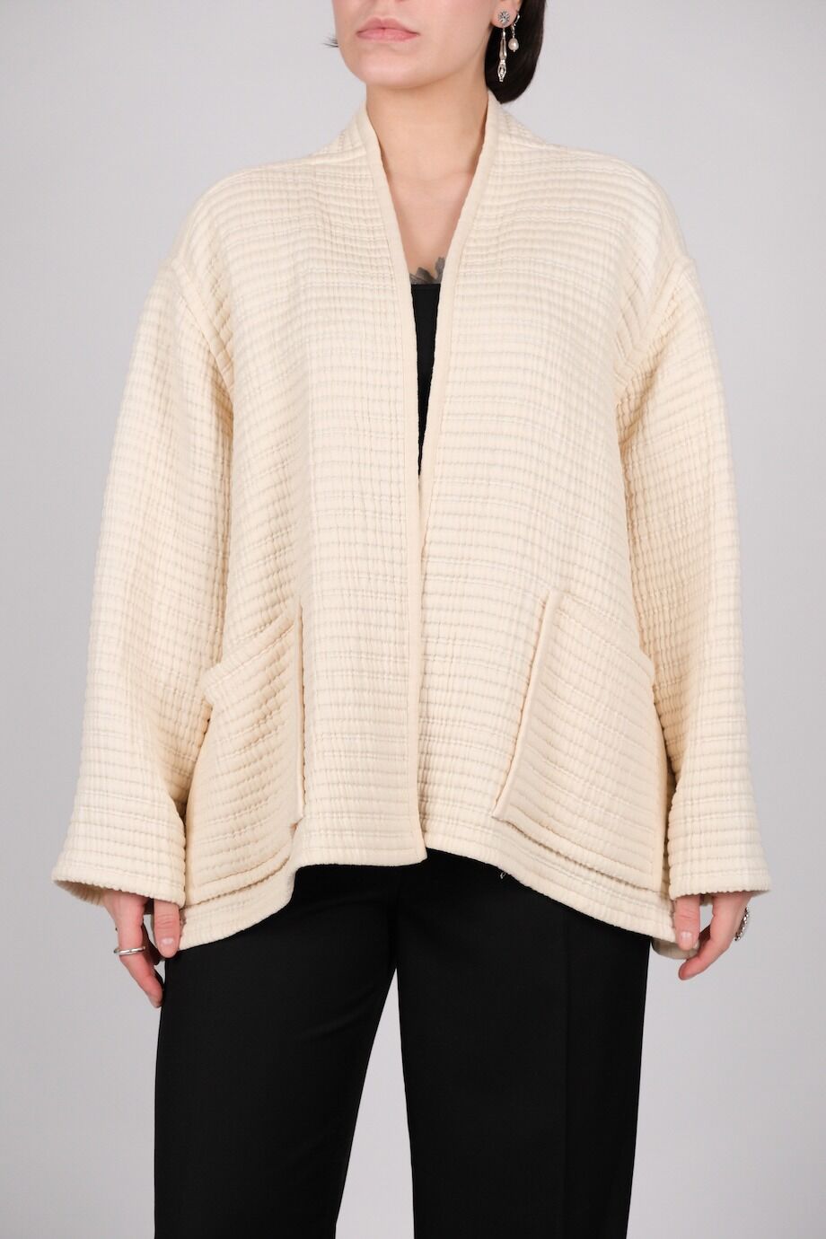 image 1 Стеганый кардиган белого цвета с накладными карманами