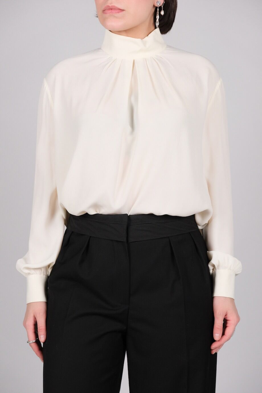 image 1 Блуза молочного цвета с воротом-стойкой