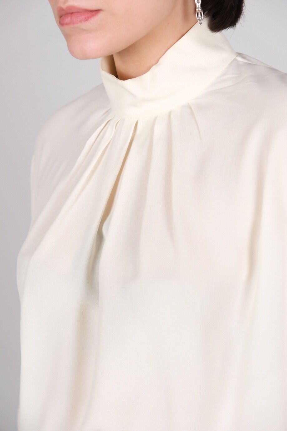 image 4 Блуза молочного цвета с воротом-стойкой