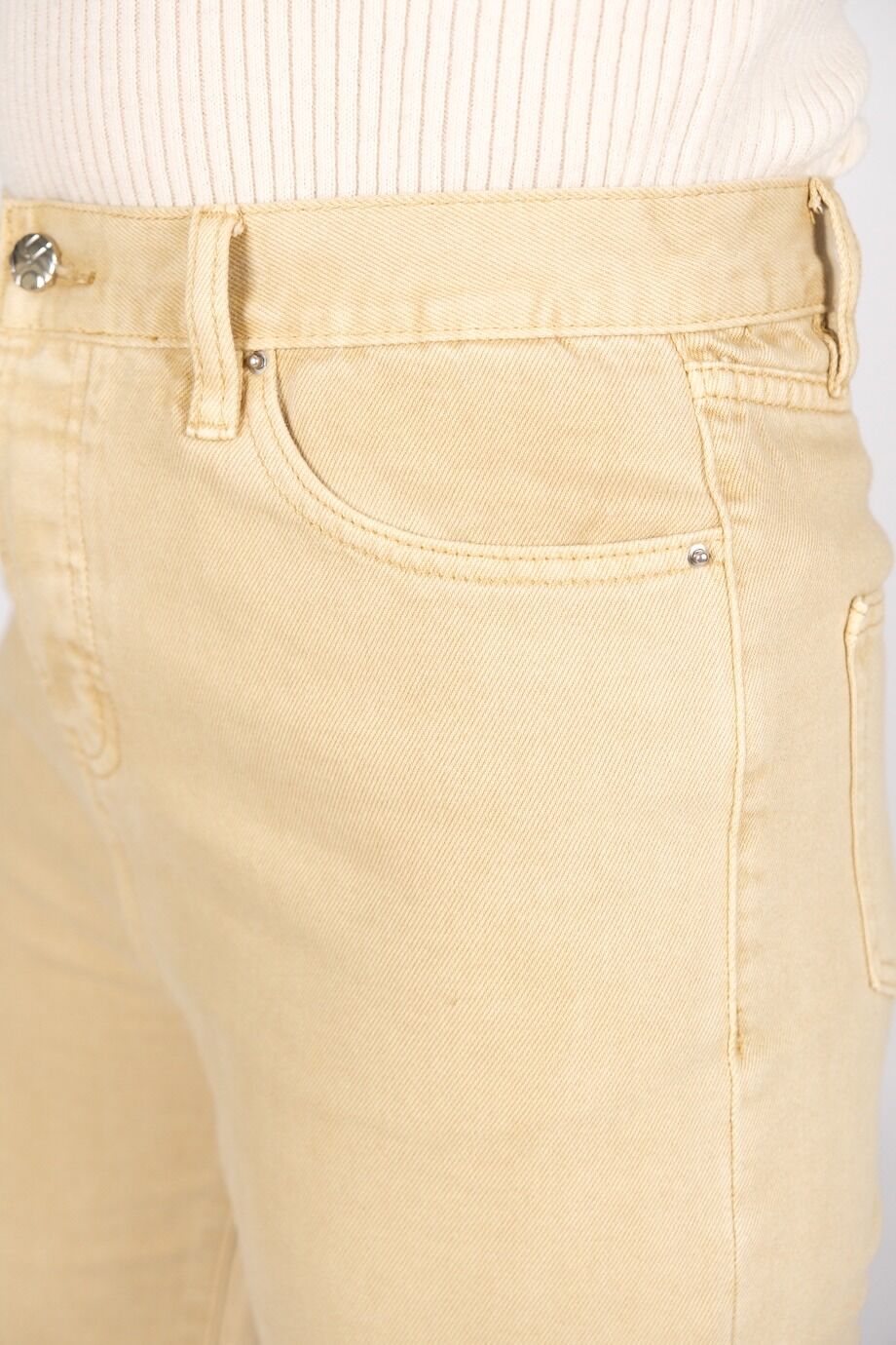 image 6 Джинсы песочного цвета на болтах