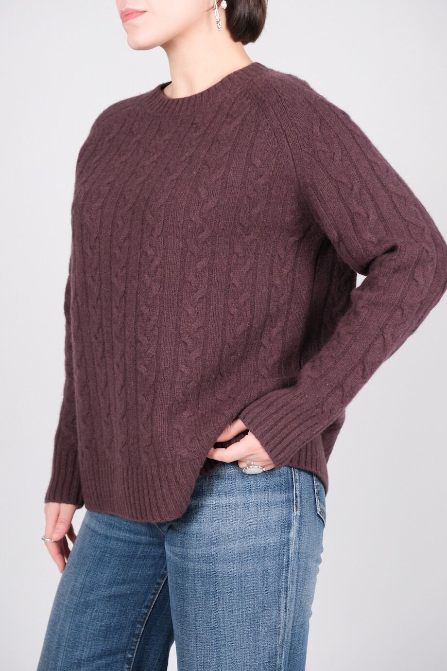 image 2 Свитер баклажанового цвета с косами