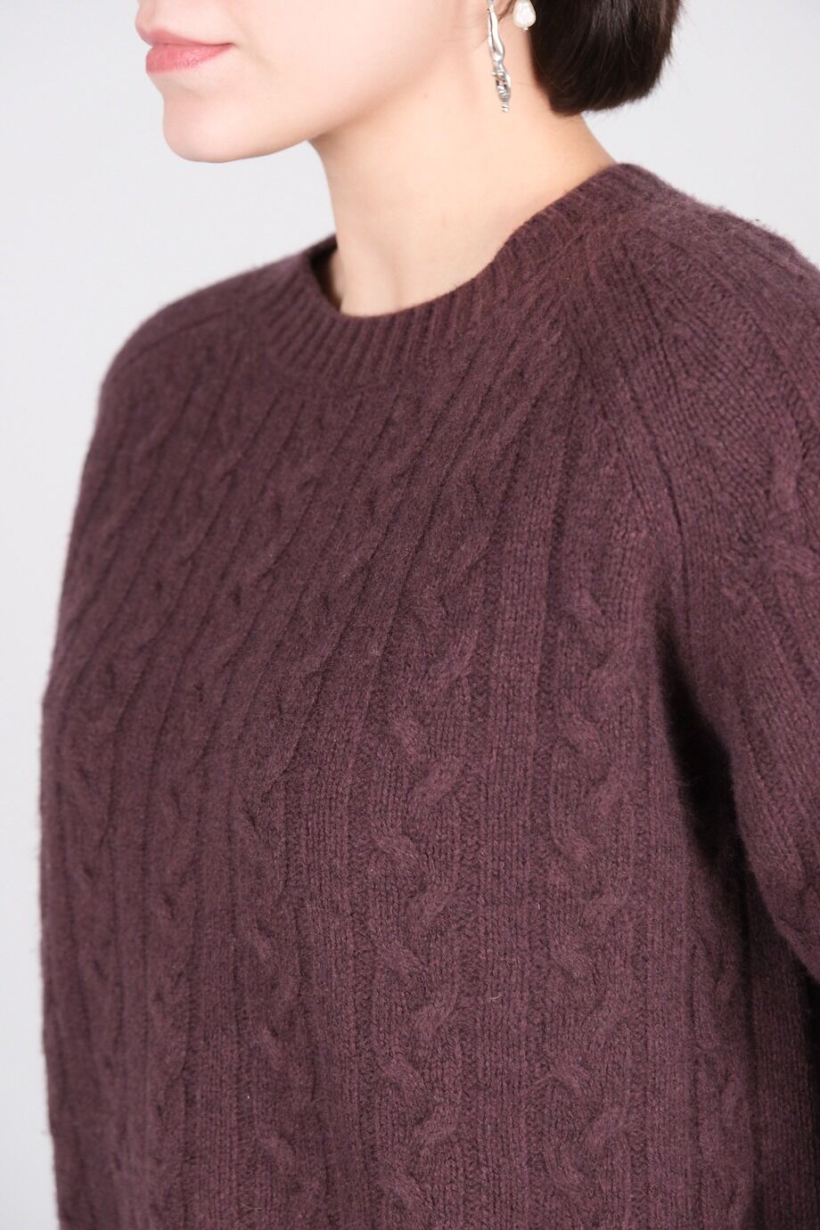 image 4 Свитер баклажанового цвета с косами