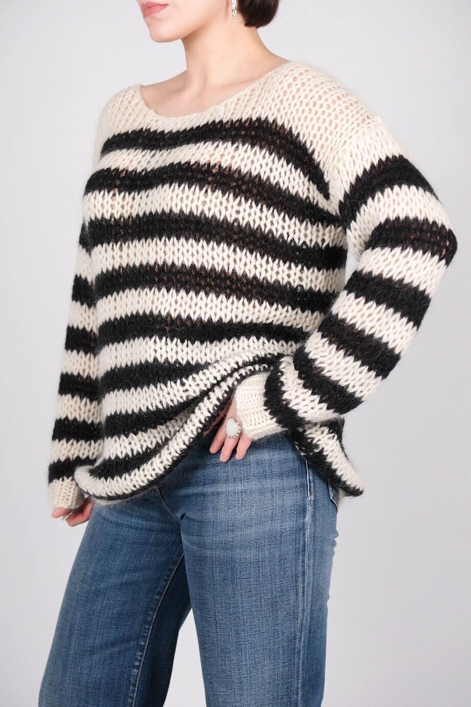image 2 Свитер крупной вязки в черно-белую полоску