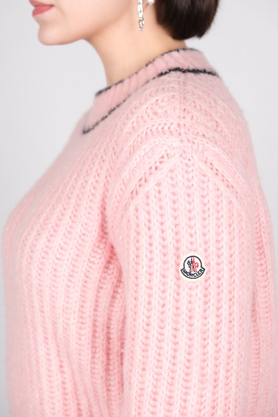 image 4 Свитер розового цвета с черным кантом