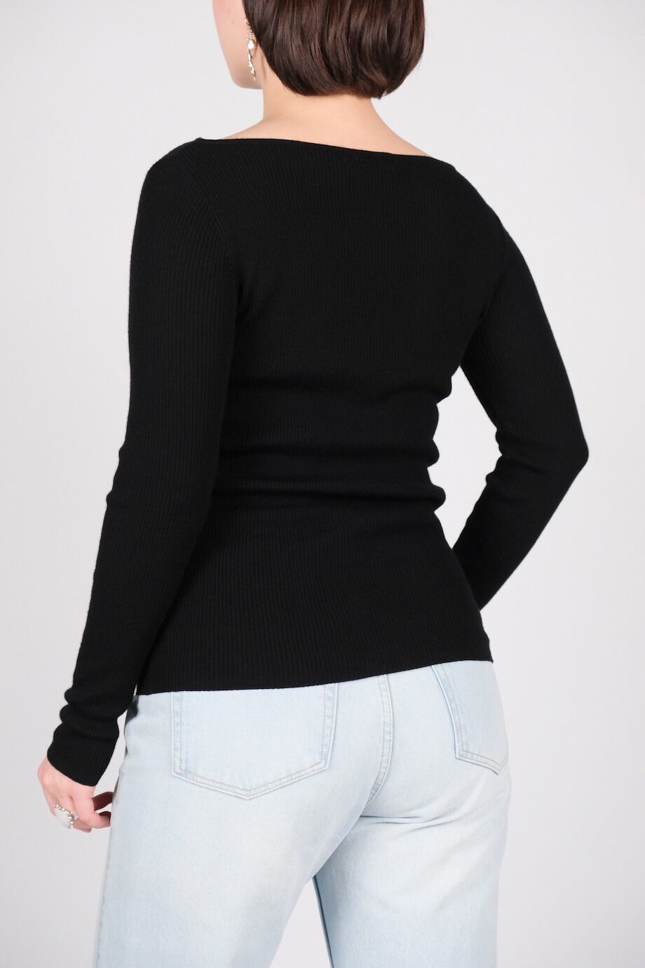 image 3 Джемпер черного цвета с вырезом
