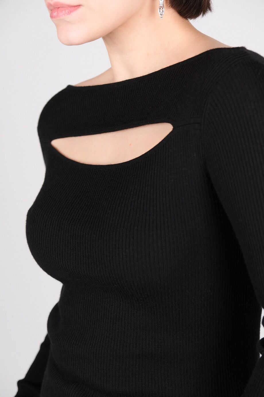 image 4 Джемпер черного цвета с вырезом