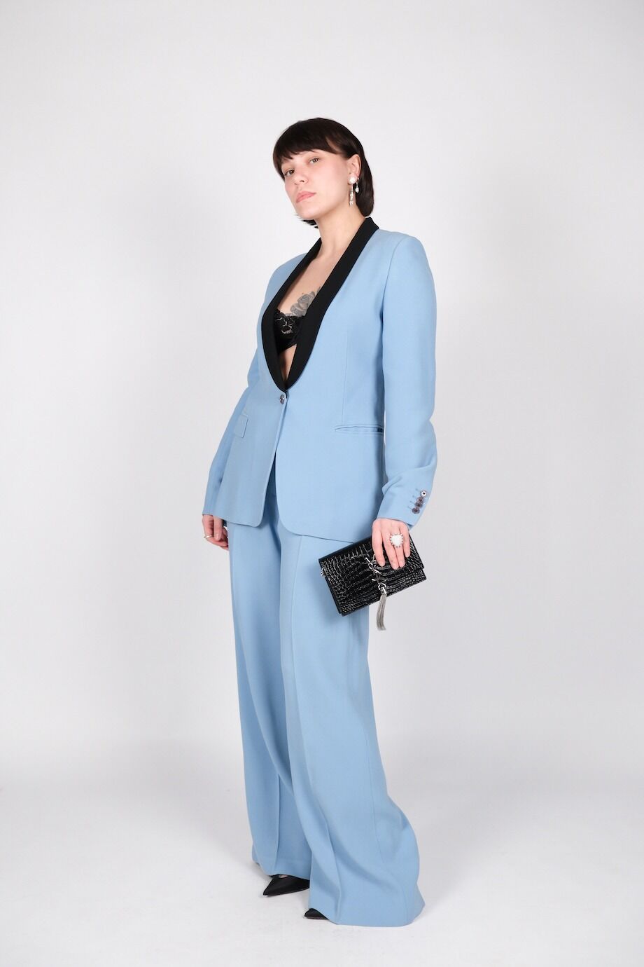 image 1 Костюм брючный голубого цвета с черным лацканом