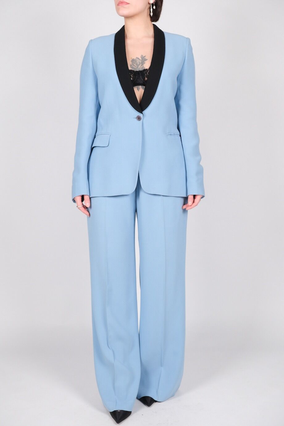 image 3 Костюм брючный голубого цвета с черным лацканом