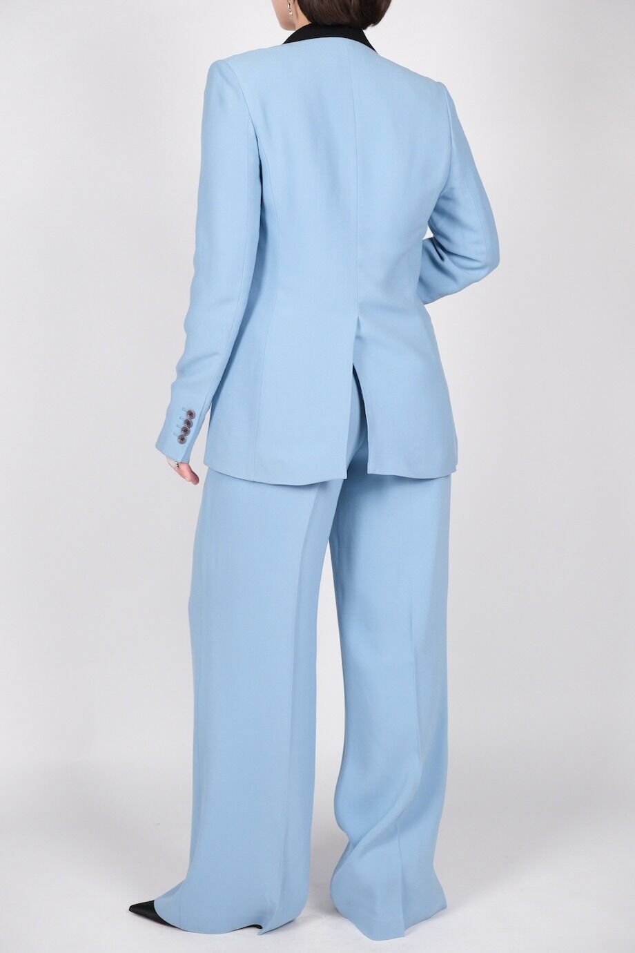 image 5 Костюм брючный голубого цвета с черным лацканом