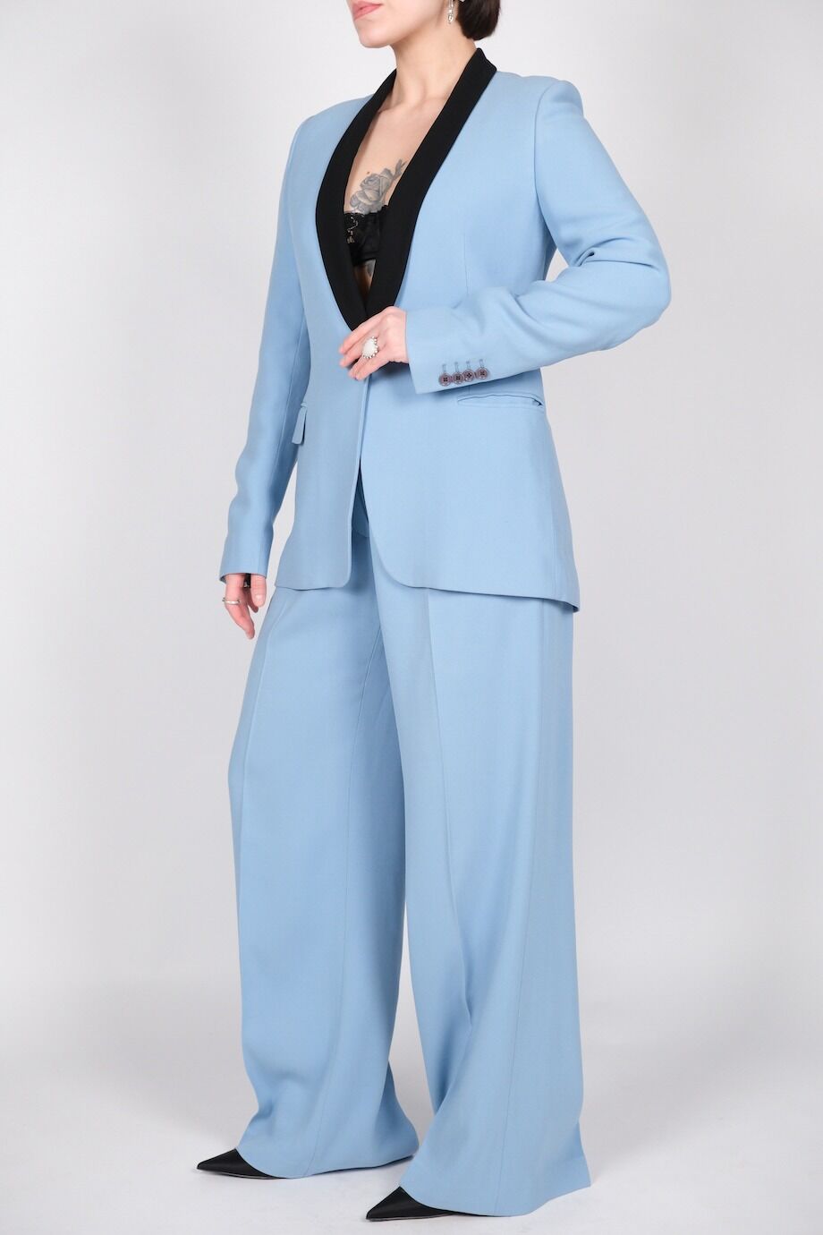 image 4 Костюм брючный голубого цвета с черным лацканом