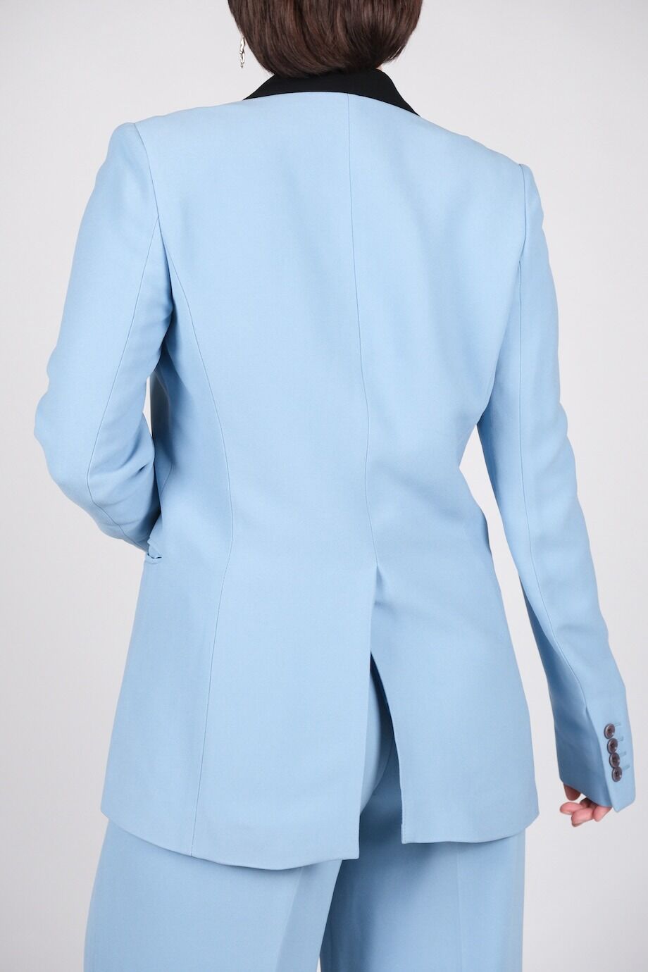 image 7 Костюм брючный голубого цвета с черным лацканом