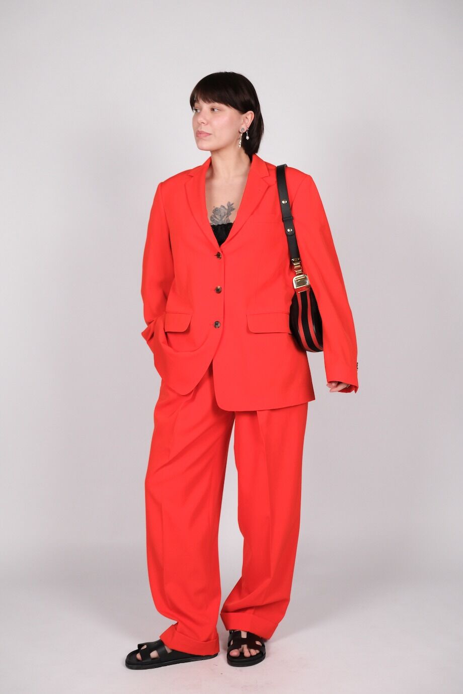 image 1 Костюм брючный алого цвета
