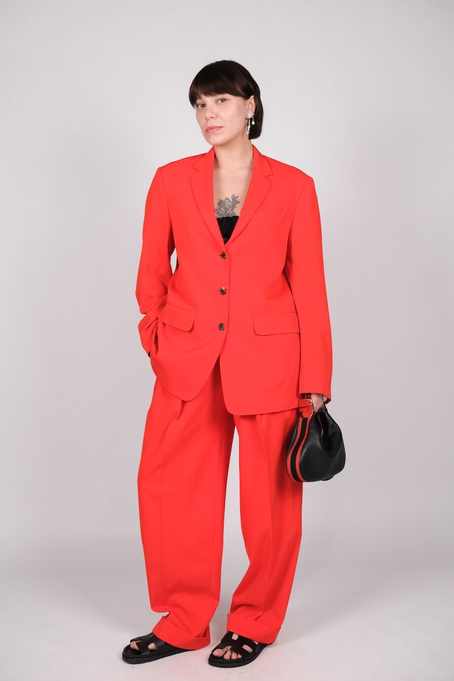 image 2 Костюм брючный алого цвета