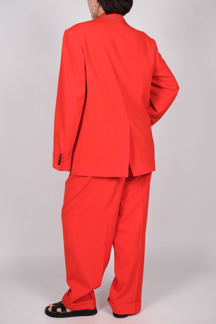 image 5 Костюм брючный алого цвета