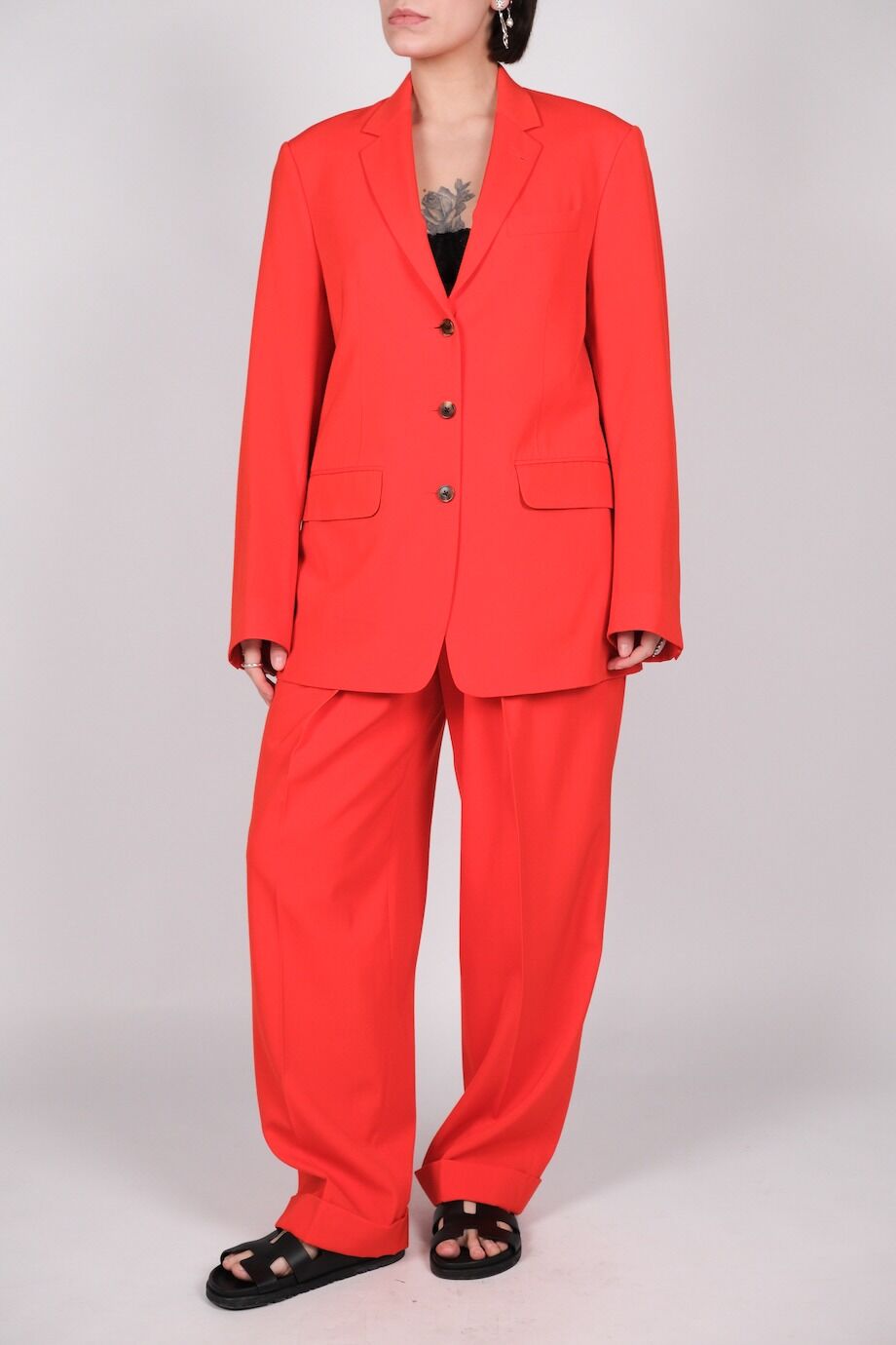 image 3 Костюм брючный алого цвета