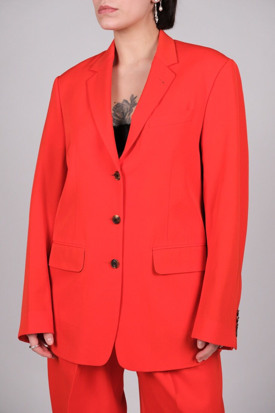 image 6 Костюм брючный алого цвета