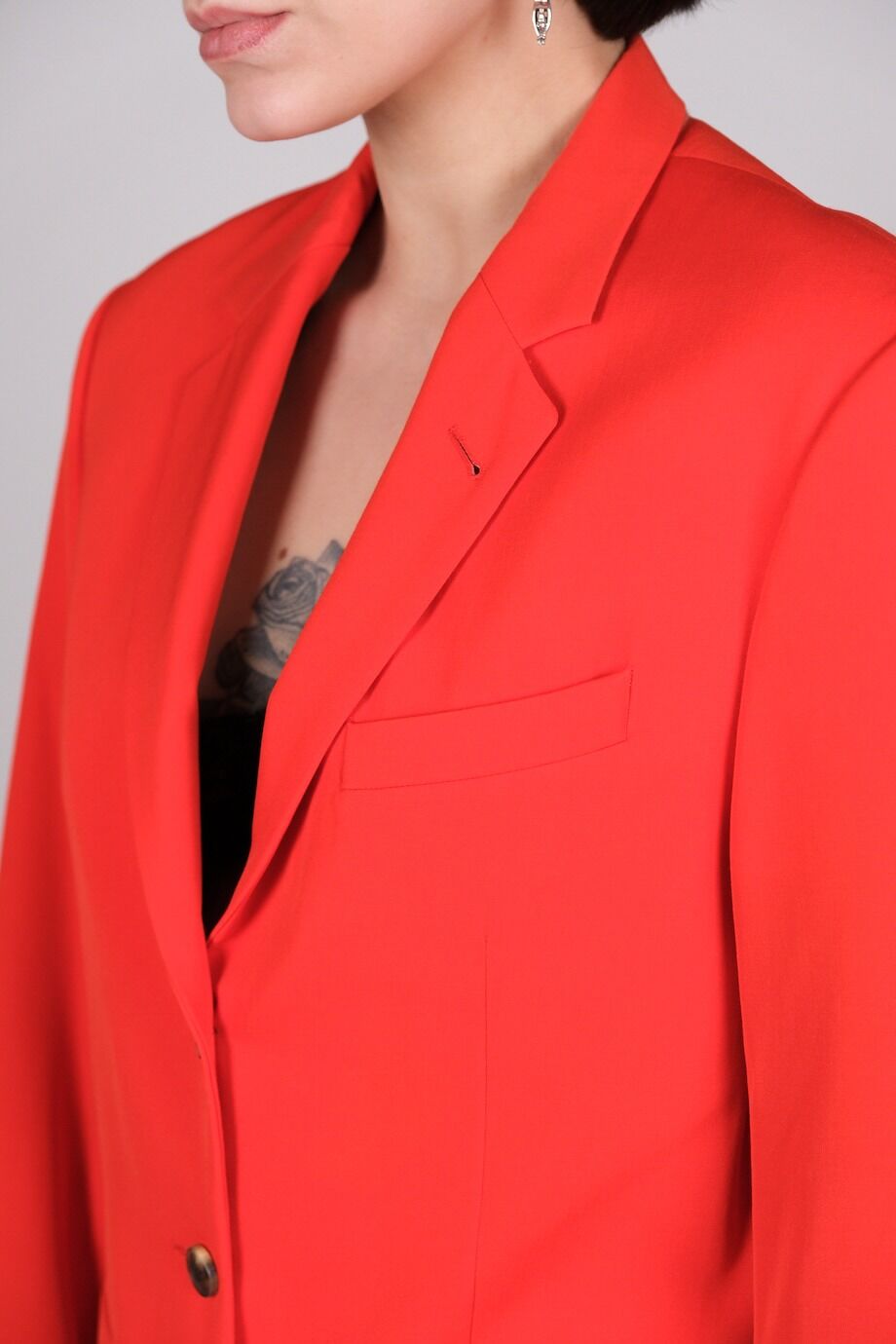 image 8 Костюм брючный алого цвета