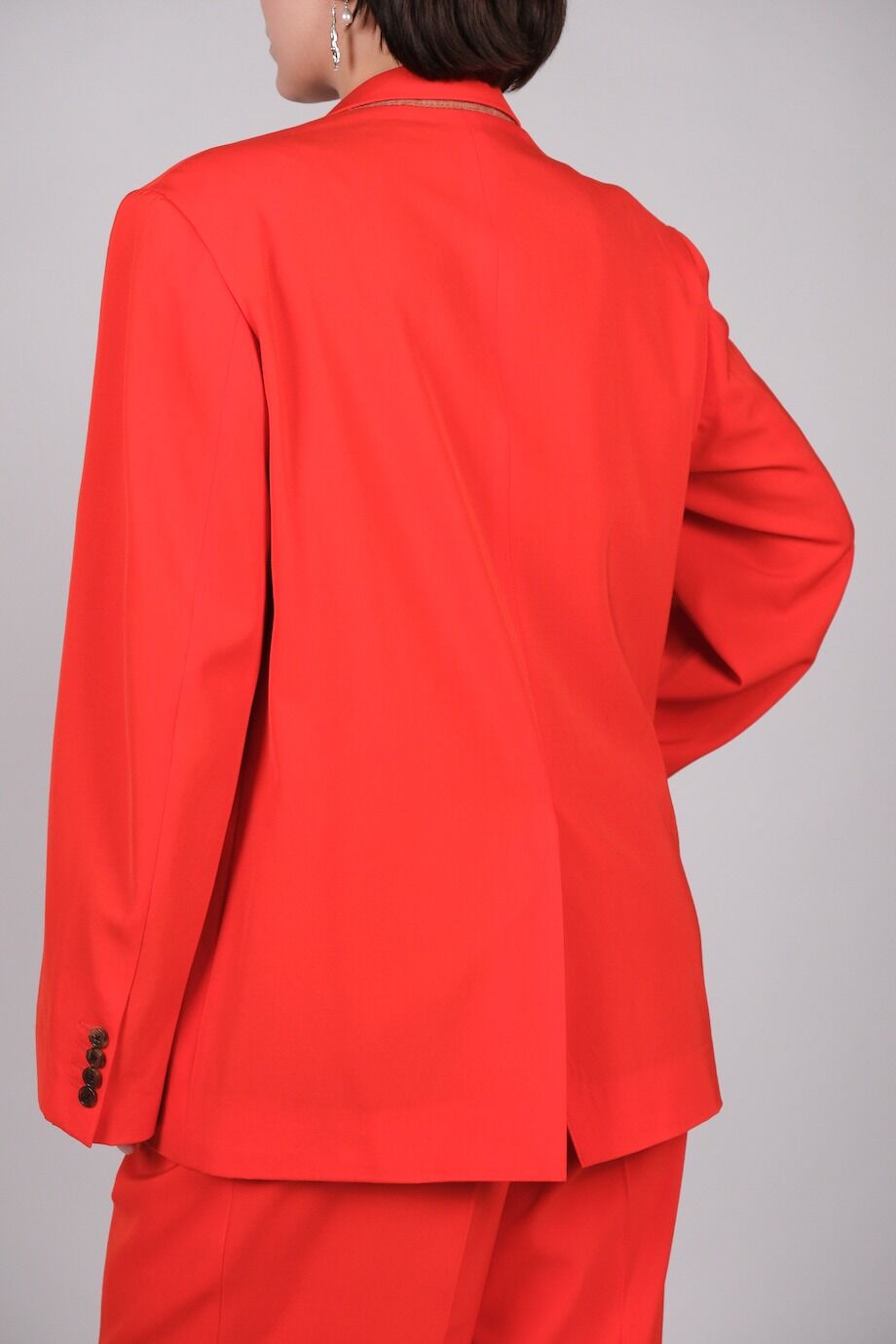 image 7 Костюм брючный алого цвета