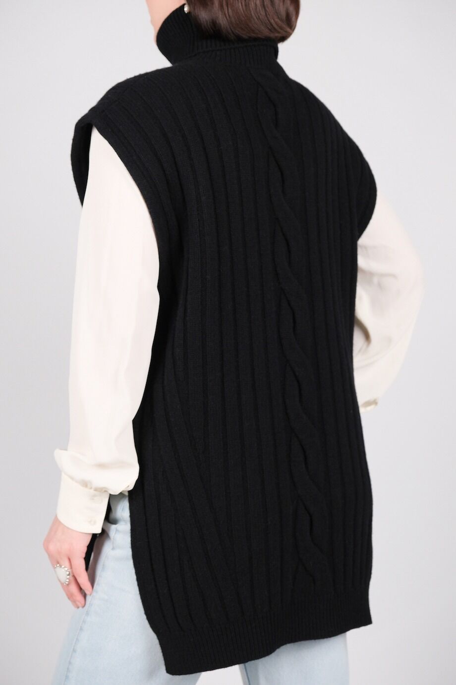 image 3 Джемпер без рукавов чёрного цвета с боковыми разрезами