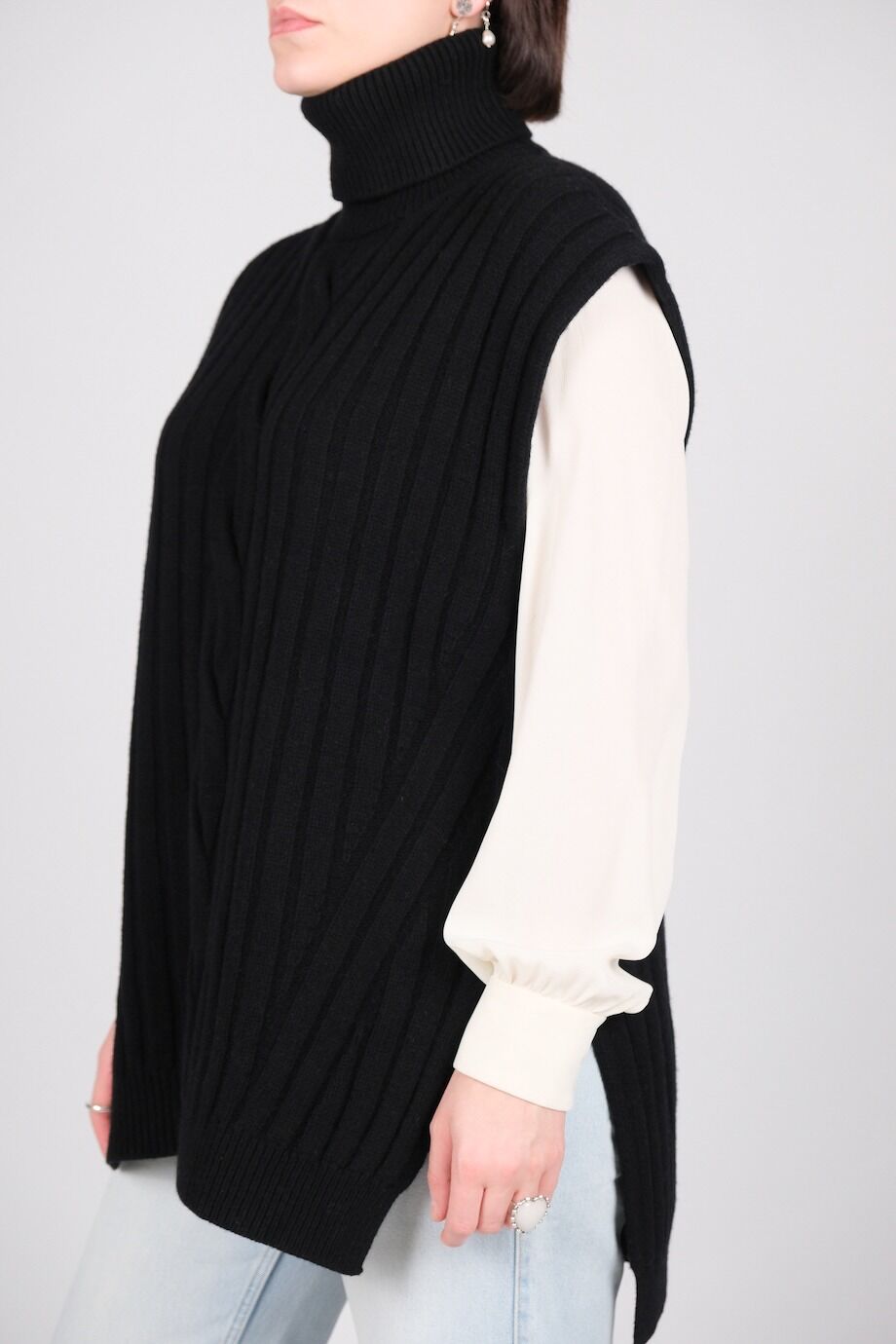 image 2 Джемпер без рукавов чёрного цвета с боковыми разрезами