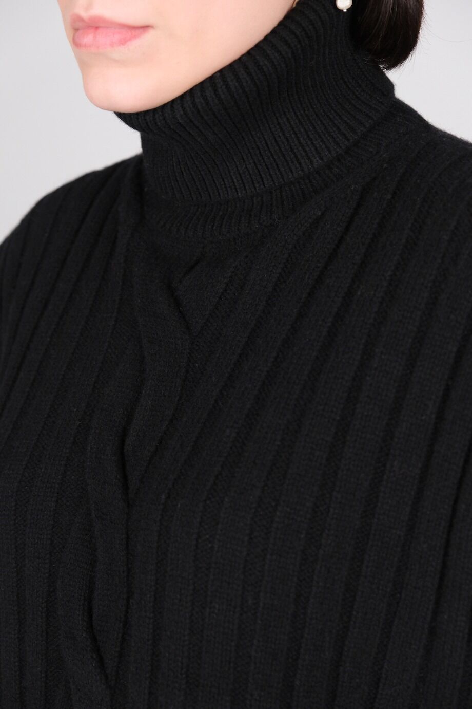 image 4 Джемпер без рукавов чёрного цвета с боковыми разрезами