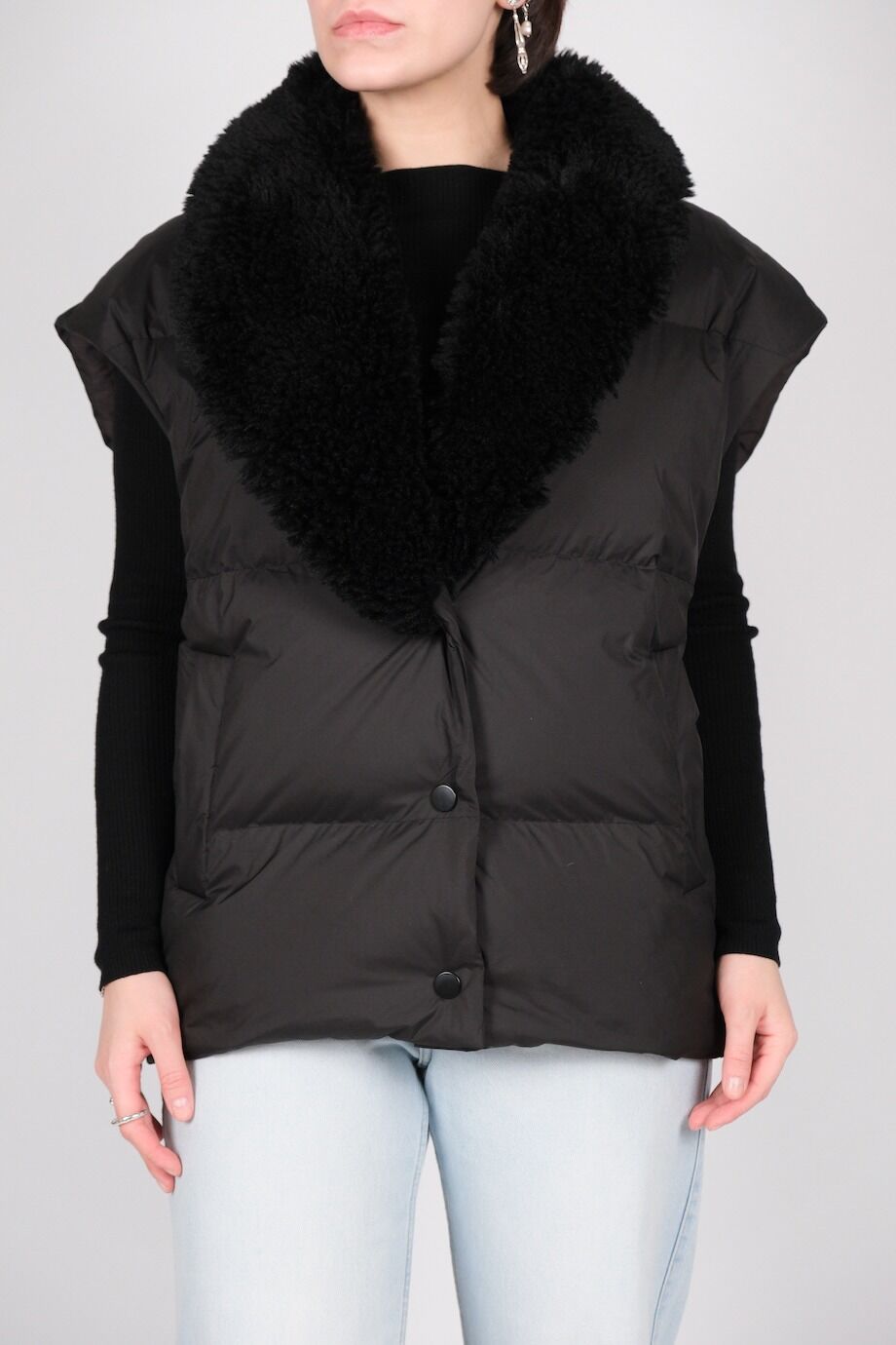 image 1 Жилет черного цвета с воротником из искусственного меха