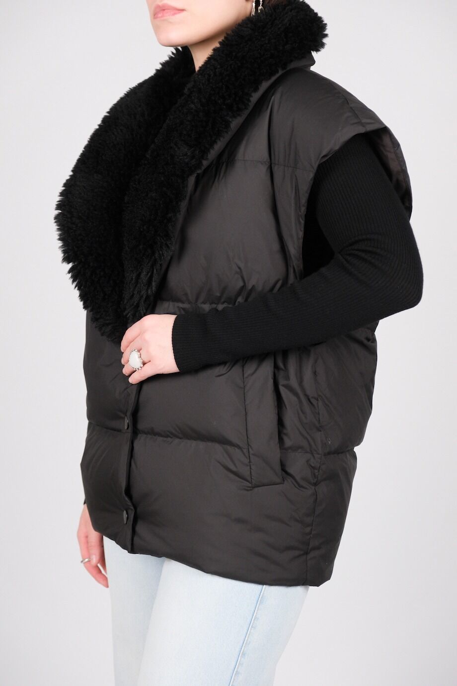 image 2 Жилет черного цвета с воротником из искусственного меха