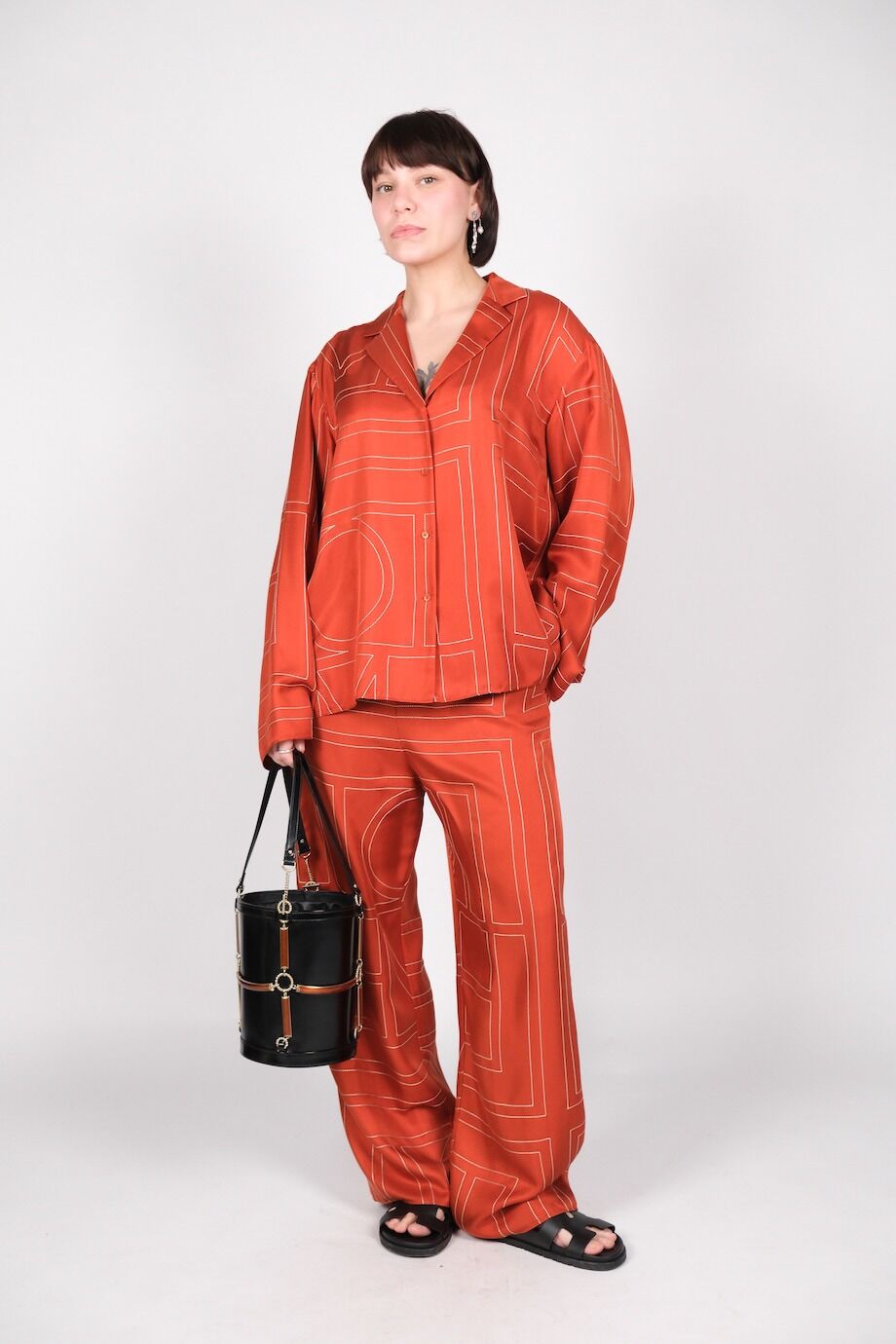 image 1 Шелковый костюм оранжевого цвета с орнаментом
