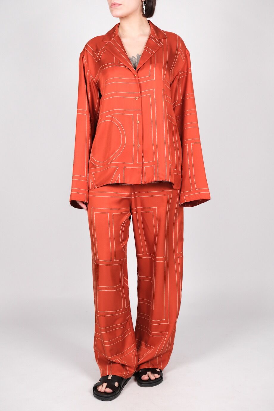 image 3 Шелковый костюм оранжевого цвета с орнаментом
