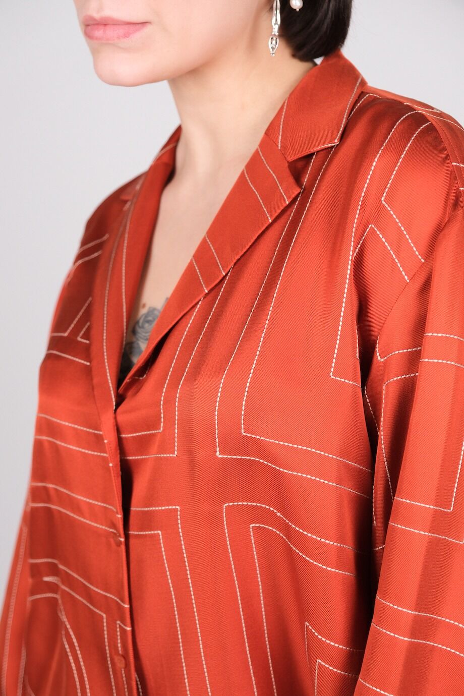 image 8 Шелковый костюм оранжевого цвета с орнаментом