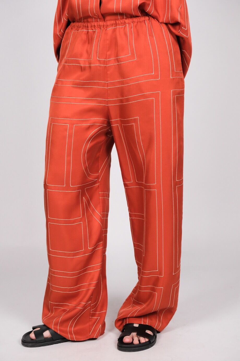 image 7 Шелковый костюм оранжевого цвета с орнаментом