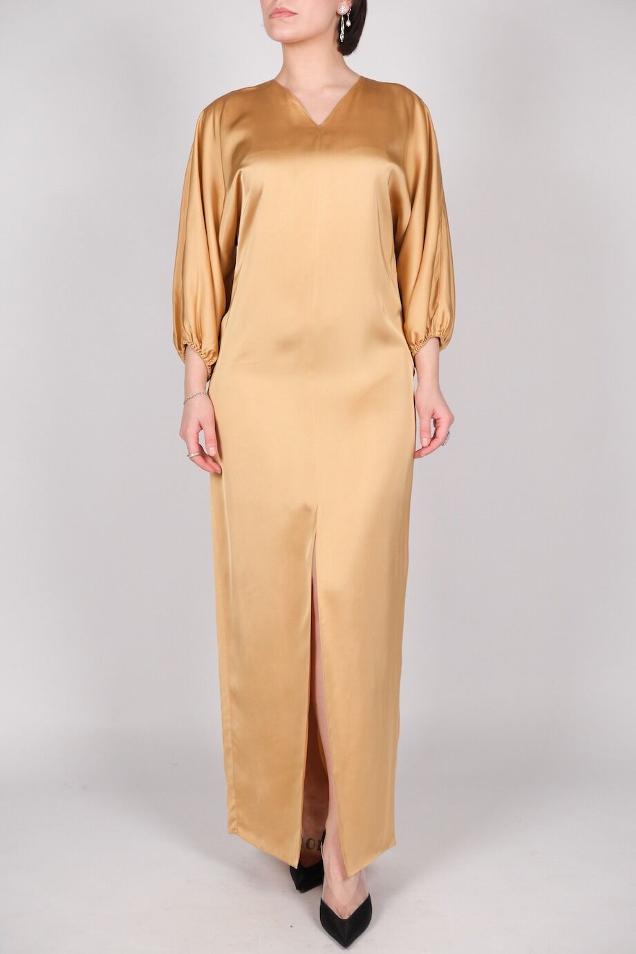 image 1 Платье в пол с разрезом спереди бежевого цвета