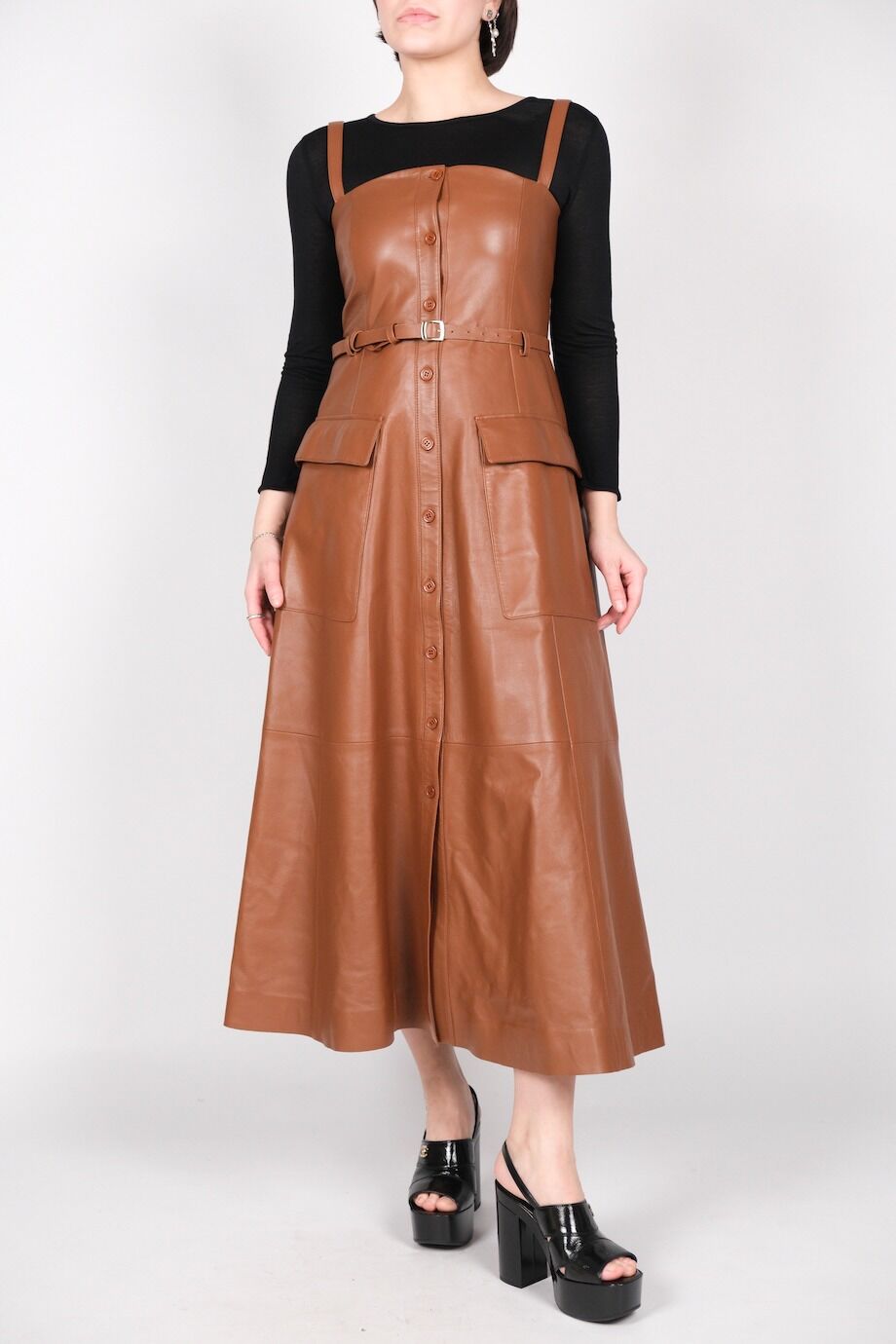 image 1 Кожаное платье коричневого цвета с накладными карманами