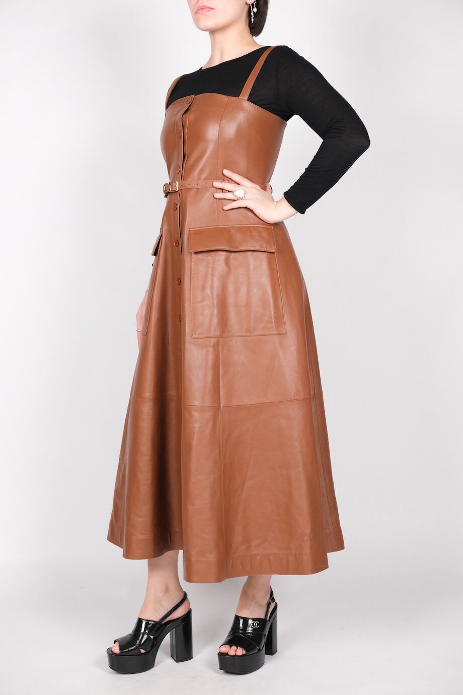 image 2 Кожаное платье коричневого цвета с накладными карманами
