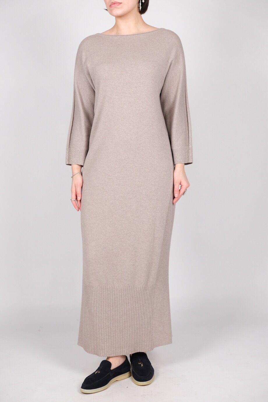 image 1 Трикотажное платье в пол серо-бежевого цвета
