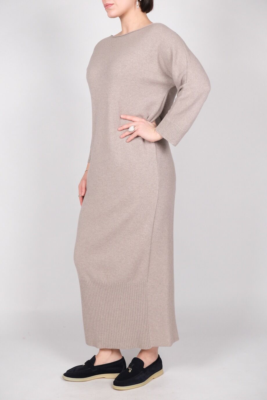 image 2 Трикотажное платье в пол серо-бежевого цвета