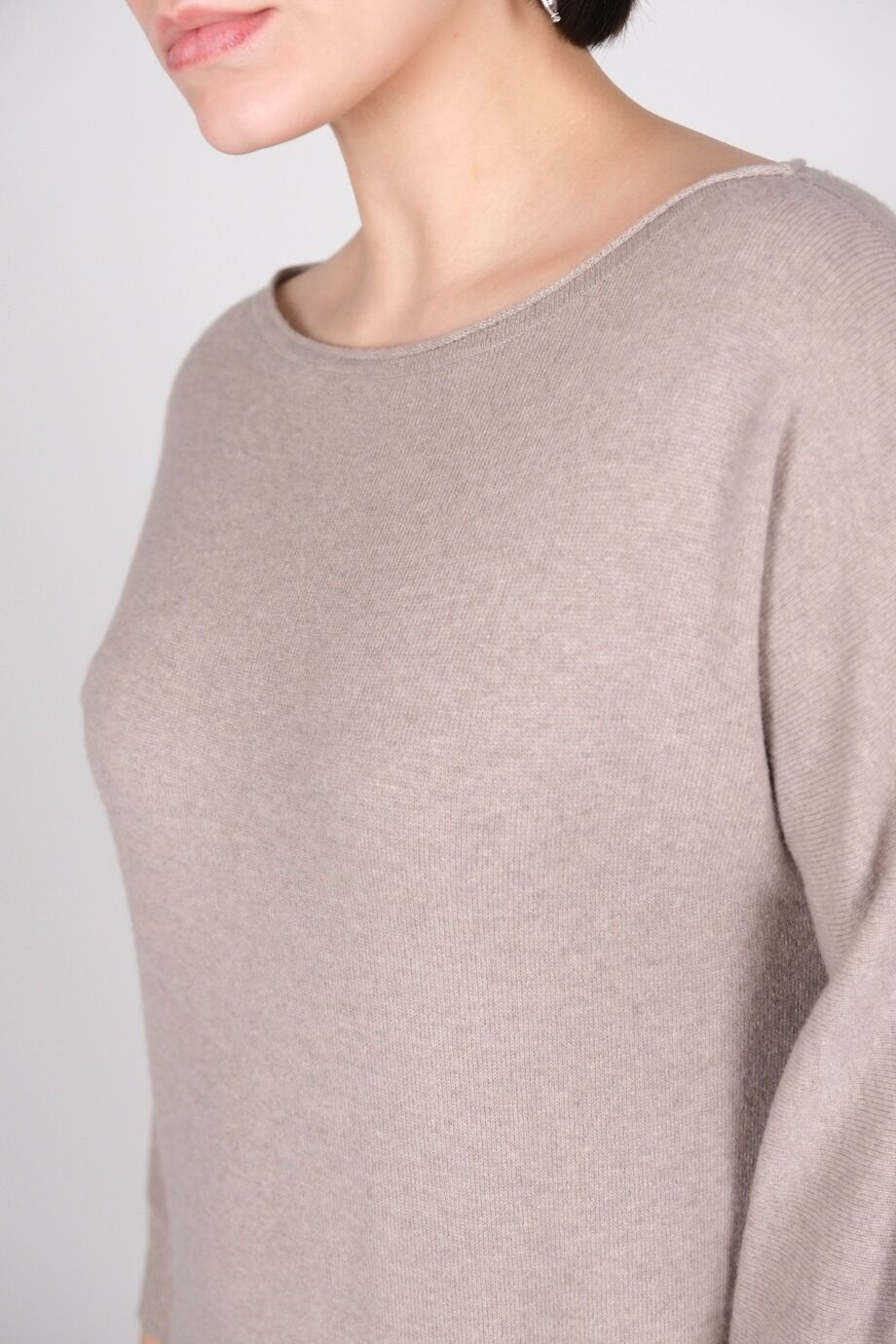 image 4 Трикотажное платье в пол серо-бежевого цвета