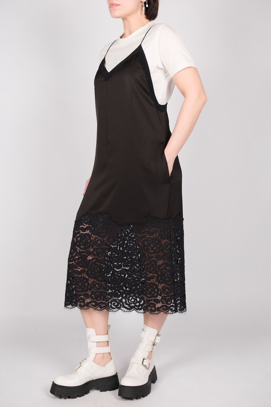 image 2 Платье на бретелях с кружевом черного цвета